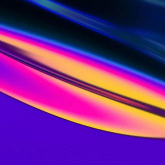 Ein lebendiges abstraktes Bild mit sanften, fließenden Farbwellen. Der obere Teil des Bildes zeigt eine dynamische Mischung aus Farben wie Pink, Gelb und Blau, die einen Verlaufseffekt erzeugen. Der Hintergrund ist ein kräftiges Lila, das einen auffälligen Kontrast zu den bunten Wellen darüber bietet.