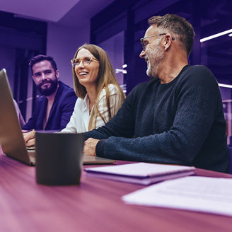 collega's zittend achter een laptop