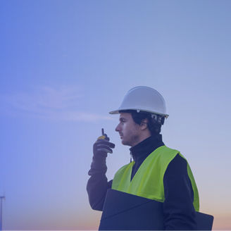 hombres en una azotea colocando paneles solares
