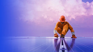 Engineer wertkt aan zonnepanelen