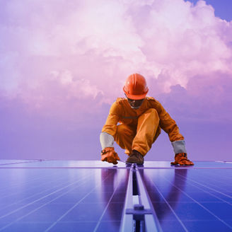 Engineer wertkt aan zonnepanelen