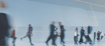  Menschen, die durch eine grosse Lobby gehen