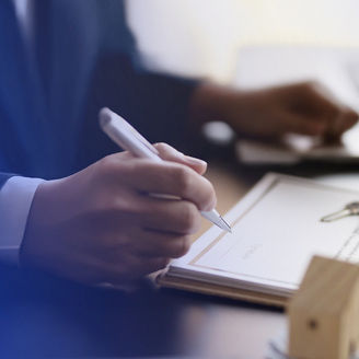 Mann unterschreibt Dokument 