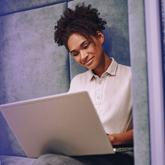 vrouw op laptop
