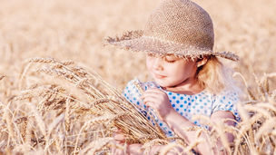 dievcatko v psenicnom poli