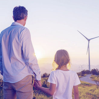 otec a dcera pri veternej turbine