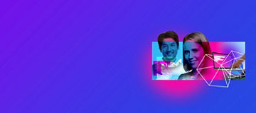 Ein abstraktes Bild mit einem blauen Hintergrund, das verschiedene Elemente kombiniert: ein großes weißes Blütenmotiv, ein Laptop mit einem Bildschirm, der von einer Hand bedient wird, und geometrische Linien, die die Komposition strukturieren. Die Farben sind lebendig und kontrastreich, mit dominierenden Blau- und Pinktönen.