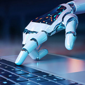 Roboterhand auf Tastatur