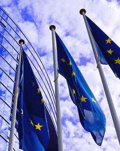 EU Flaggen vor Gebäude