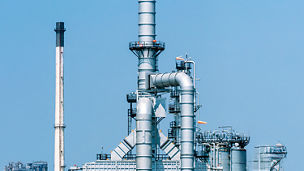 Fabrik vor blauen Himmel