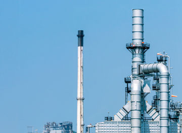 Fabrik vor blauen Himmel