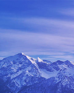 Fallschirmspringer in den Bergen