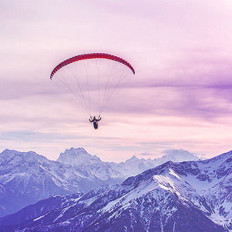 Fallschirmspringer in den Bergen