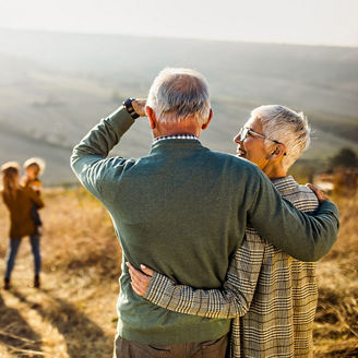 Familie auf einem Hügel