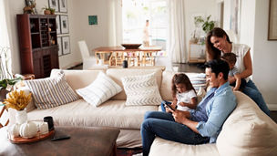familie kijkt naar ipad