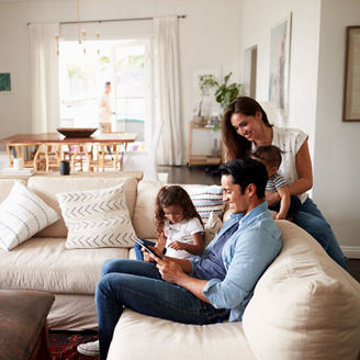 familie kijkt naar ipad