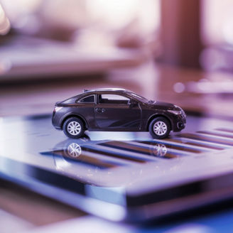 Japanese alt text: タブレットの上にのる自動車