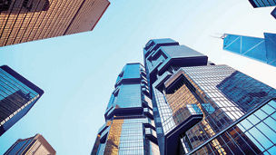 Japanese alt text: 下から見た高層ビル群