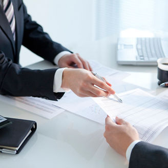 チャートを見るビジネスマン