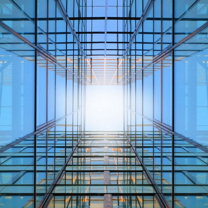 Japanese alt text: ビルから見上げた空