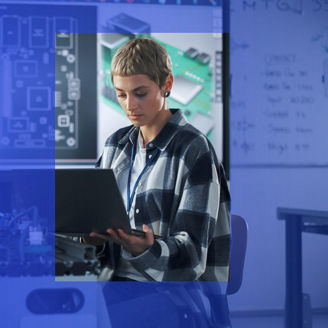 vrouw werkt met robot