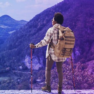 Vrouw met stok en rugtas op