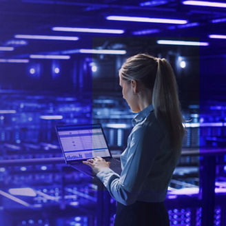 vrouw achter laptop in lab