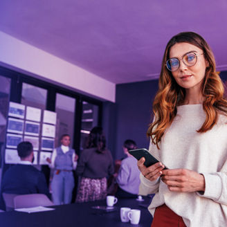 vrouw houdt een telefoon vast