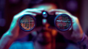 Fernglas mit Blick auf Code
