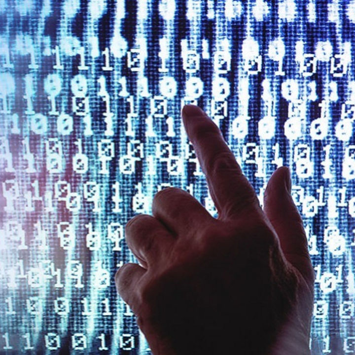 Finger auf Binärcode