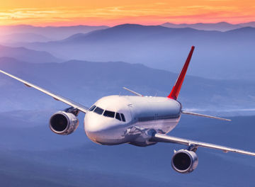 Flugzeug bei Sonnenuntergang