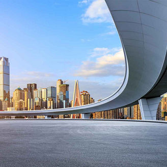 Arranha-céus e ponte sobre a cidade