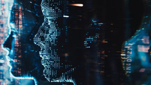 Ein menschliches Gesicht und ein Roboter schauen auf einen Datenbildschirm