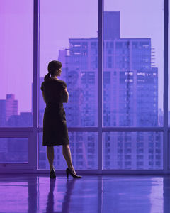 Frau am Fenster vor Skyline