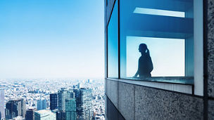 Person am Fenster