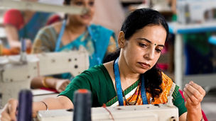 Frau bei Naeharbeiten