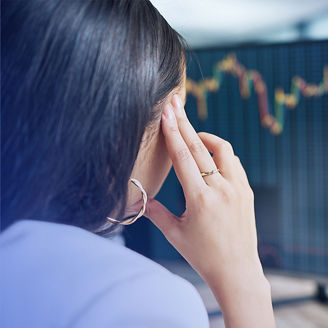 Frau betrachtet Monitor