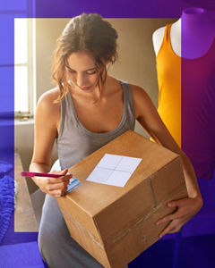 Frau am Marktstand beim Einkaufen