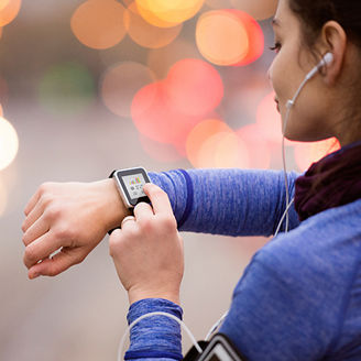 Joggerin mit Smartwatch