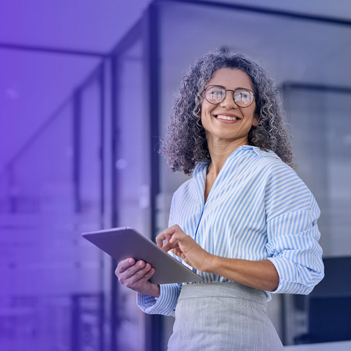 Frau mit Tablet in der Hand