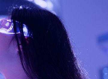 Frau mit VR Brille