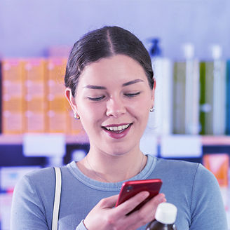 Frau scannt Produkte mit dem Handy