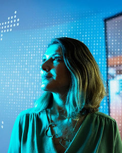 Frau schaut auf digitale Landkarte