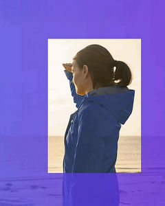 Frau schaut in die Ferne