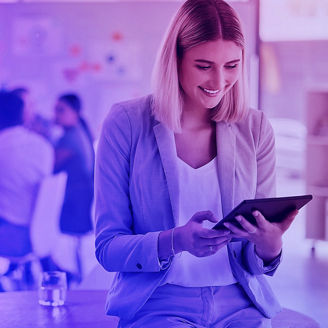 Frau schaut auf Bildschirm