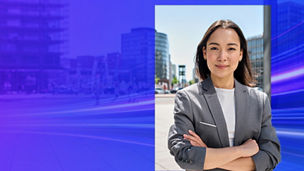 Frau steht vor Gebaeuden