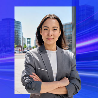 Frau steht vor Gebäuden