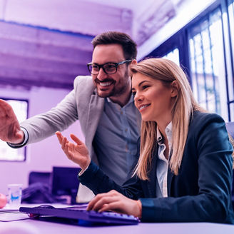 Mann und Frau reden und gestikulieren miteinander am Desktop