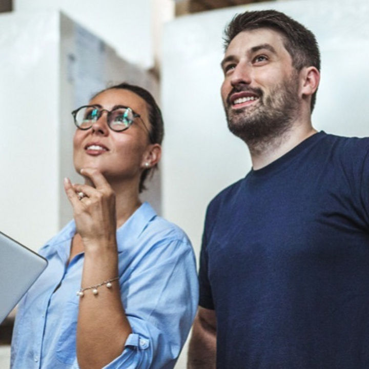 Frau und Mann in Lagerhalle