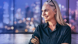 Frau mit verschränkten Armen 